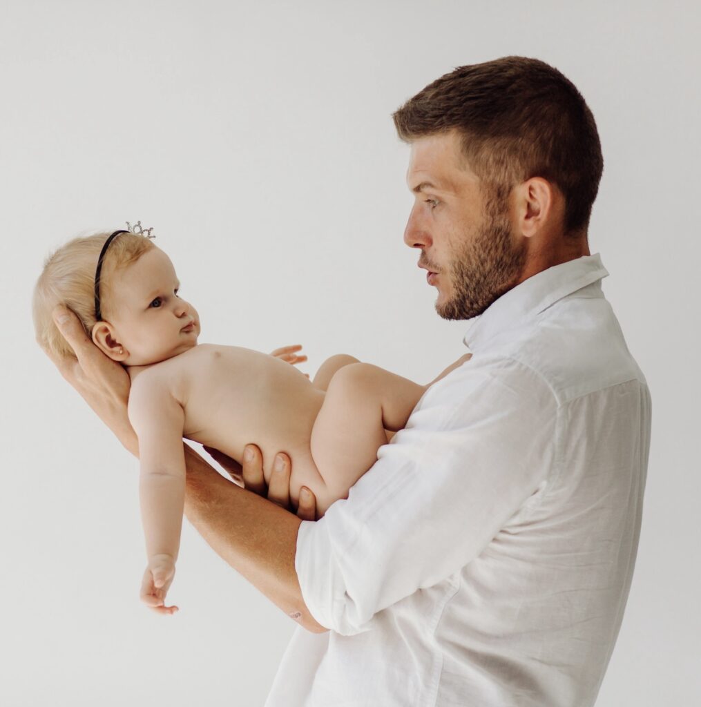 Padre asustado con un bebe en brazos
