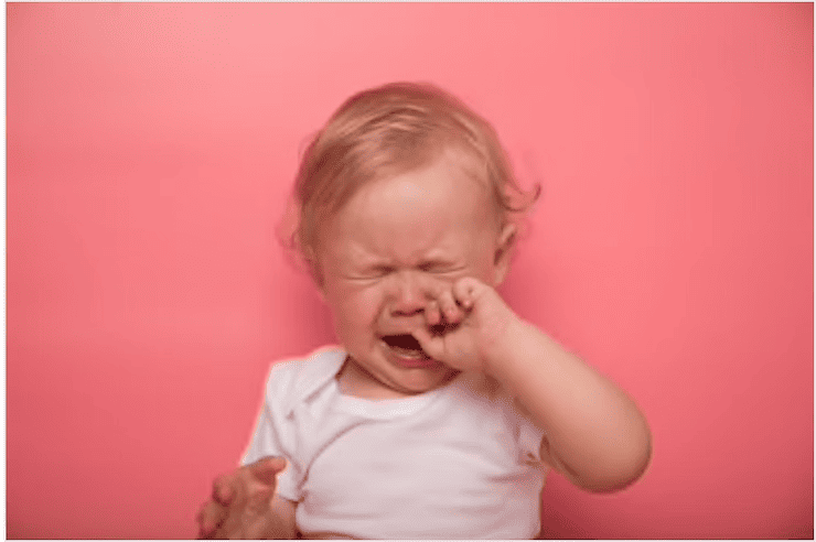 Bebe quejándose de los dientes