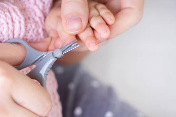 Cortando las uñas a un bebe